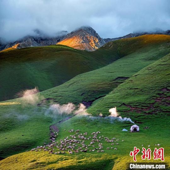 圖為作品《晨光炊煙》。　焦生福 攝