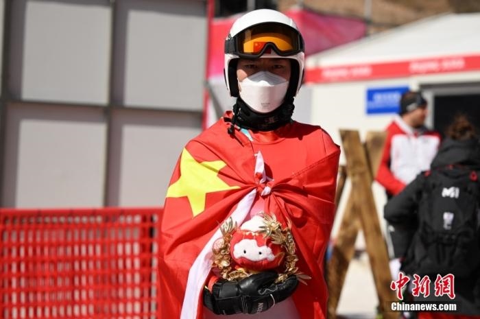 3月6日，中國選手梁景怡在賽后手捧吉祥物。當日，北京2022年冬殘奧會殘奧高山滑雪男子超級大回轉(zhuǎn)-站姿決賽在國家高山滑雪中心舉行，中國選手梁景怡奪得冠軍。 <a target='_blank' href='/'>中新社</a>記者 劉冉陽 攝 　