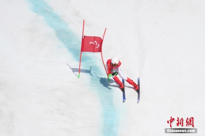 3月6日，中國選手梁景怡在比賽中。當日，北京2022年冬殘奧會殘奧高山滑雪男子超級大回轉(zhuǎn)-站姿決賽在國家高山滑雪中心舉行，中國選手梁景怡奪得冠軍。 <a target='_blank' href='/'>中新社</a>記者 劉冉陽 攝 　