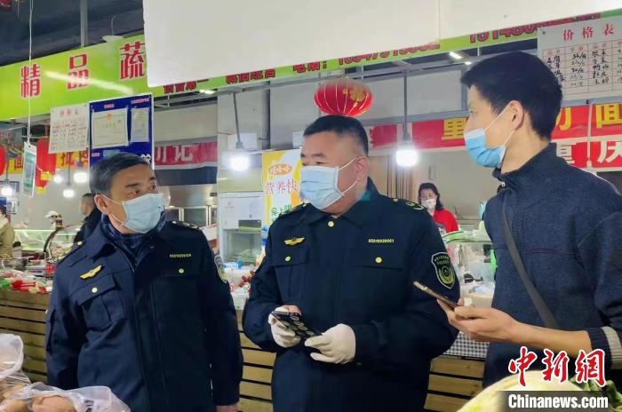 圖為執(zhí)法人員進(jìn)行調(diào)查?！±铈面谩z
