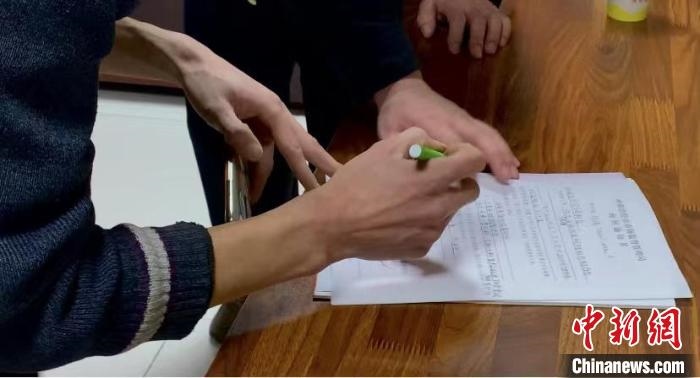 圖為現(xiàn)場下達(dá)詢問通知書?！±铈面?攝