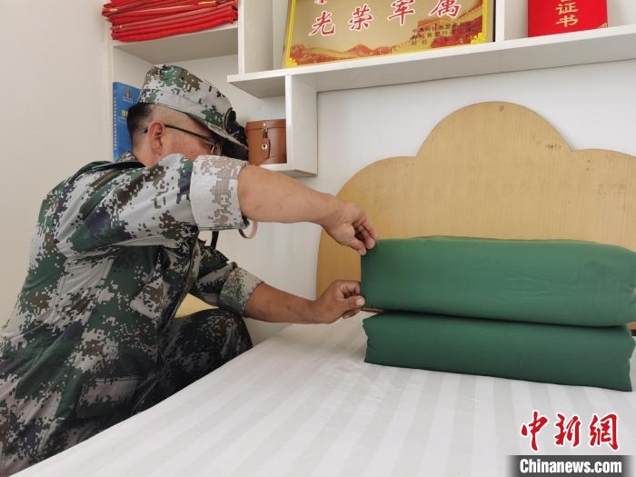 圖為謝寶民以軍人標(biāo)準(zhǔn)要求自己。　受訪者供圖