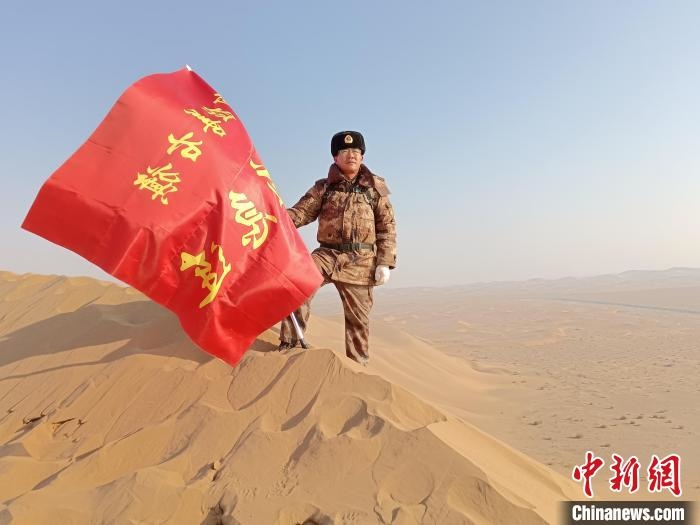 圖為在荒漠中駐守的謝寶民。　受訪者供圖
