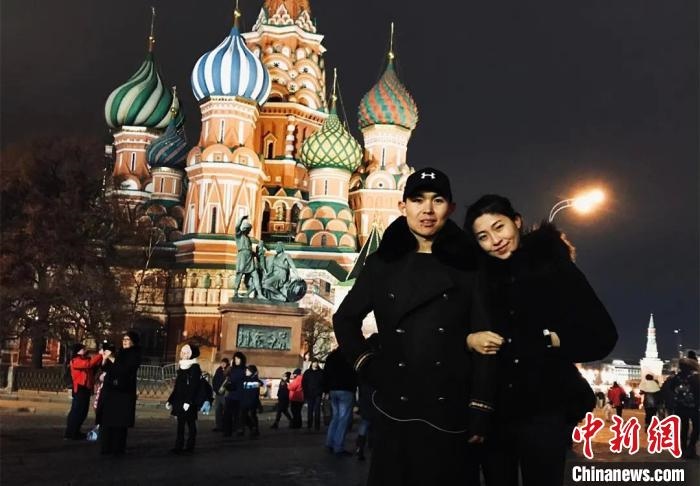 圖為敖木希勒夫婦留學(xué)合影?！“侥鞠＠展﹫D