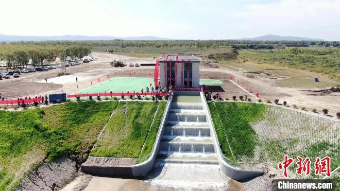 圖為生態(tài)補水現(xiàn)場?！》缎Э?攝