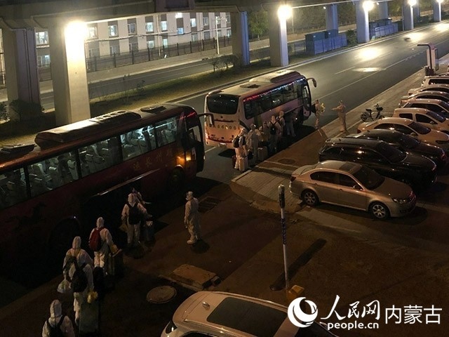 高校學(xué)生有序登車，前往隔離點。內(nèi)蒙古教育廳供圖