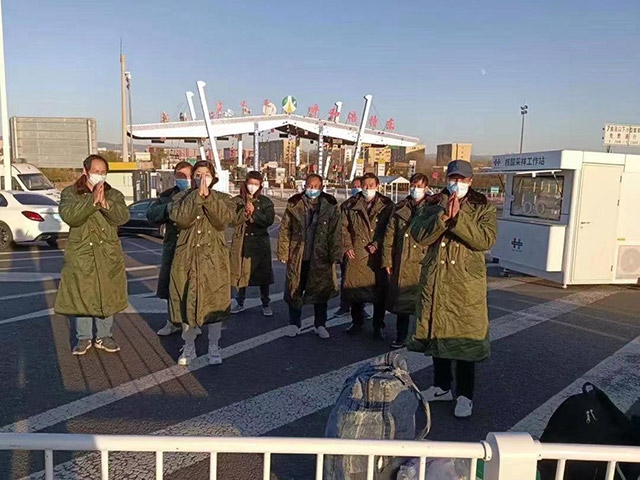 護(hù)送農(nóng)民工安全返鄉(xiāng)。賽罕區(qū)民政局供圖