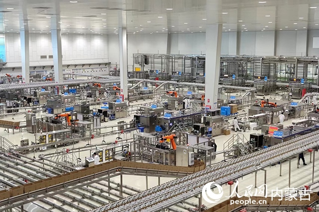 伊利健康谷液態(tài)奶生產(chǎn)基地。人民網(wǎng)記者 趙夢(mèng)月攝