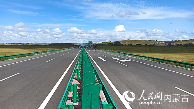 G1611經(jīng)棚至烏蘭布統(tǒng)高速公路項(xiàng)目。人民網(wǎng)記者 趙夢(mèng)月攝