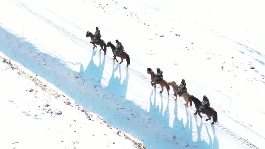 迎著朝陽(yáng)在邊防線上巡邏的執(zhí)勤官兵。賴(lài)志強(qiáng) 攝.webp.jpg