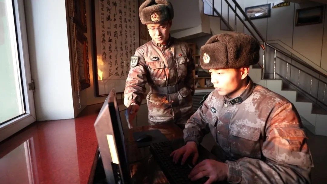 哨所內(nèi)，官兵們熟練操作視頻監(jiān)控系統(tǒng).webp.jpg