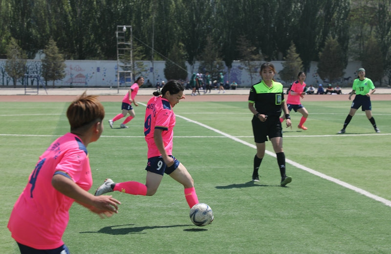 3.大學(xué)生足球聯(lián)賽本科組比賽現(xiàn)場，內(nèi)蒙古民族大學(xué)（粉色）對(duì)陣呼和浩特民族學(xué)院.JPG