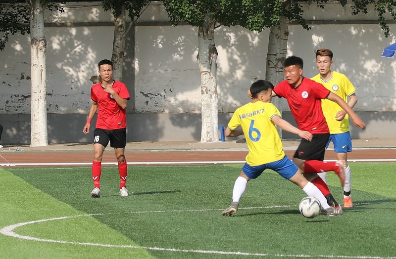 2.大學(xué)生足球聯(lián)賽本科組比賽現(xiàn)場，內(nèi)蒙古工業(yè)大學(xué)（紅色）對(duì)陣內(nèi)蒙古醫(yī)科大學(xué).jpg