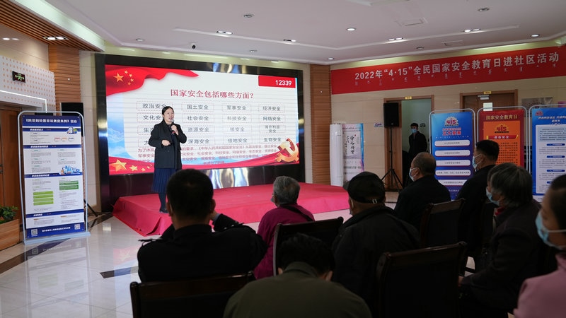 線下聯(lián)合各國家安全委員單位同步開展“國家安全進(jìn)社區(qū)”活動(dòng)，現(xiàn)場(chǎng)通過以國家安全知識(shí)問答為主線，穿插烏蘭牧騎演出、國家安全宣講、發(fā)放國家安全法律法規(guī)讀本等形式，圍繞什么是國家安全、國家安全包含哪些內(nèi)容、如何維護(hù)國家安全等方面，為社區(qū)老百姓開展宣傳宣講，同時(shí)作為現(xiàn)場(chǎng)“進(jìn)社區(qū)”活動(dòng)與線上直播活動(dòng)連線，把現(xiàn)場(chǎng)熱烈氣氛帶到網(wǎng)絡(luò)，與大家共同分享。 (4)_副本.jpg