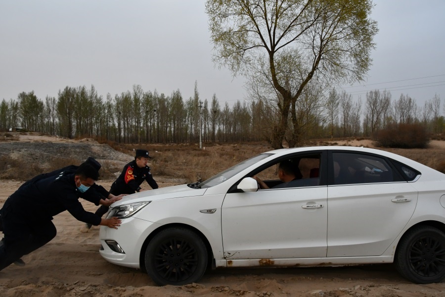 1678079621440473.jpg 幫助群眾將陷入沙堆汽車推出.JPG