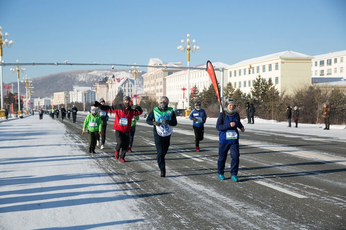 運動員們不畏嚴(yán)寒，沖刺終點（王鵬）.jpg