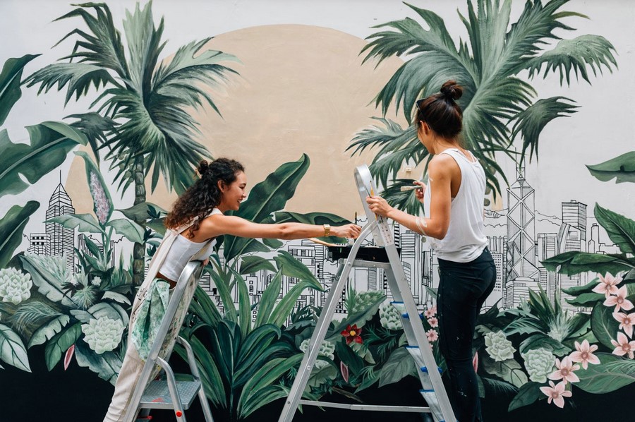 05. 藝術(shù)家梅慧欣、連佩汶與她們創(chuàng)作的壁畫作品.jpg