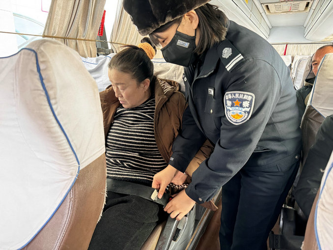 1737613403105948.jpg 交警3.jpg