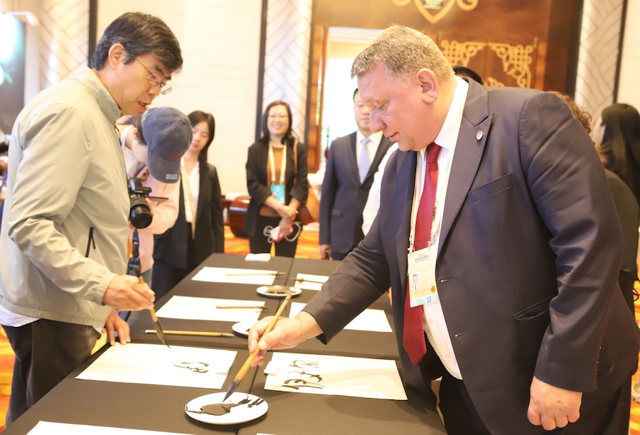 非遺、書法、文創(chuàng)齊亮相！2025年國(guó)家重要橋頭堡智庫論壇讓中外嘉賓讀懂北疆文化