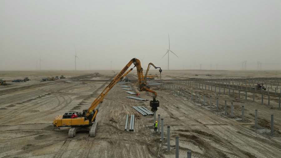 1762246390138880.jpg 巴彥淖爾蘇木貴力斯臺嘎查光伏治沙項目區(qū)現(xiàn)場(攝影:王佑凱).jpg