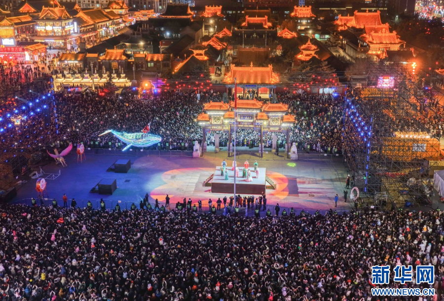 2025年12月31日晚，呼和浩特市玉泉區(qū)塞上老街旅游休閑街區(qū)跨年夜活動(dòng)現(xiàn)場(chǎng)游人如織。新華網(wǎng)發(fā)（丁根厚 攝）.jpg