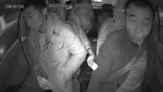 凌晨女子打車到江邊，并掏出百元大鈔給司機(jī)稱不用找了。資陽公安供圖