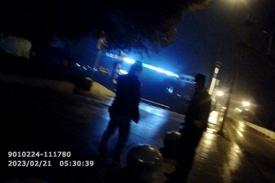 報(bào)警人唐師傅向民警講述情況 。資陽公安供圖