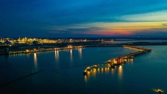 圖為中科煉化自建港口碼頭，30萬噸級原油泊位