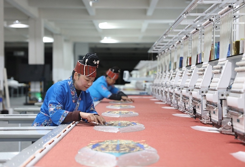 2023年2月13日，貴州省黔東南苗族侗族自治州施秉縣工業(yè)園區(qū)，工人在機繡車間作業(yè)。