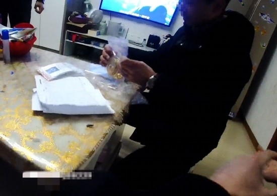 失主對照清單清點黃金等貴重物品。資陽市公安供圖