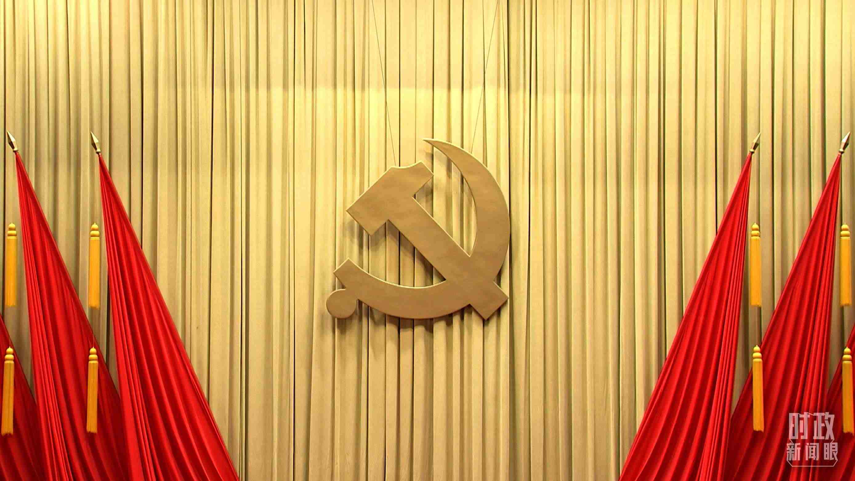 △會場上莊嚴(yán)的黨徽。（總臺央視記者郭鴻拍攝）