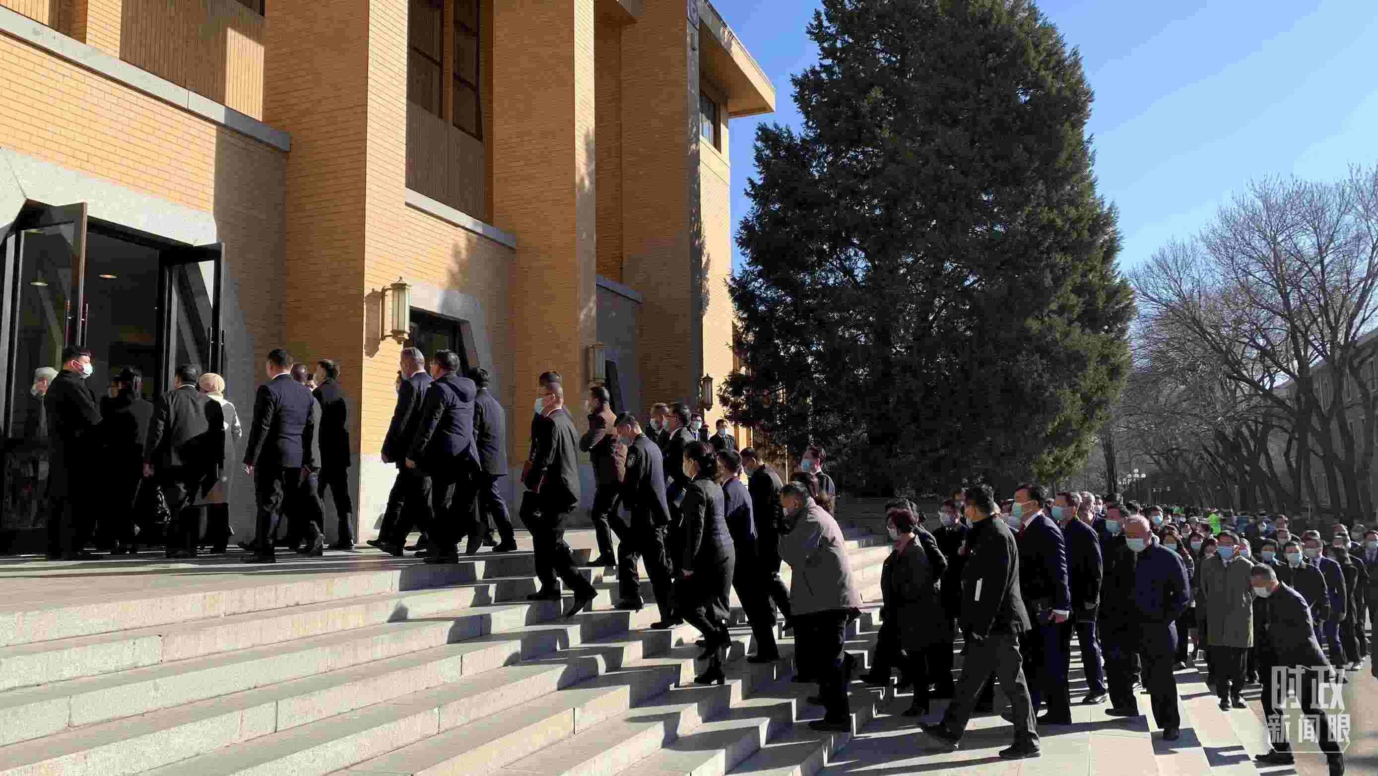 △參加這次慶祝大會暨開學(xué)典禮的與會人員正在步入會場。（總臺央視記者段德文拍攝）