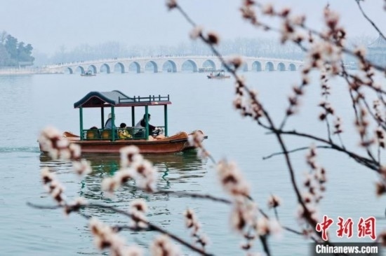 20日，頤和園游船開航。<a target='_blank' data-cke-saved-href='/' href='/'><p align=