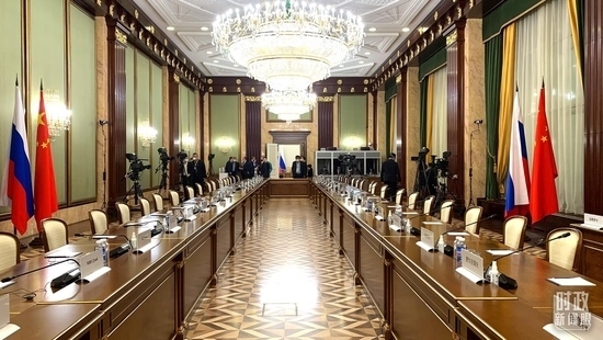△俄羅斯聯(lián)邦政府大廈內(nèi)，習(xí)主席在這里會(huì)見(jiàn)俄羅斯總理米舒斯京。（總臺(tái)央視記者段德文拍攝）