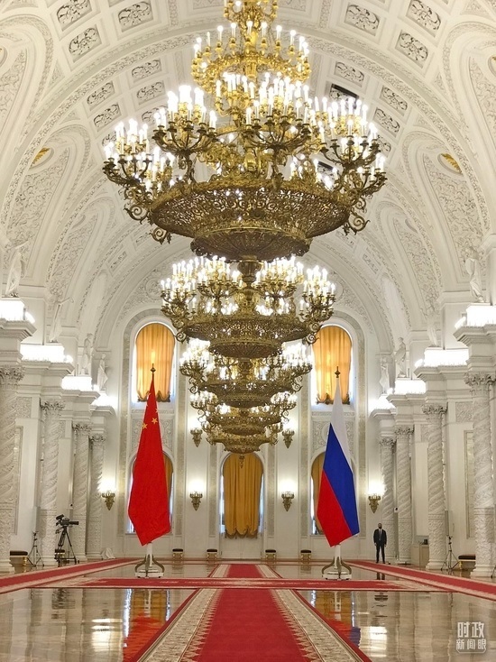 △克里姆林宮喬治大廳，習(xí)主席在這里同普京總統(tǒng)握手合影。（總臺(tái)央視記者石偉明拍攝）
