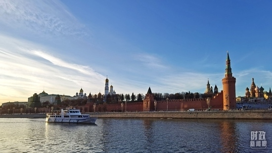 △坐落在莫斯科河畔的克里姆林宮。（總臺(tái)央視記者郭鴻拍攝）