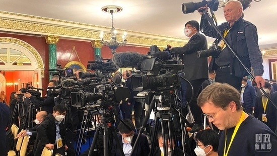 △等待中俄兩國(guó)元首共見(jiàn)記者的中外媒體同仁。（總臺(tái)央視記者段德文、李輝拍攝）