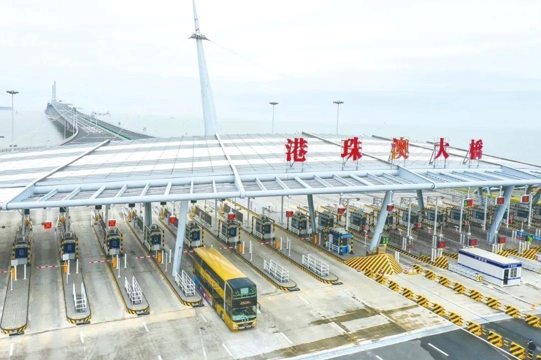 △一輛從香港開往珠海的港珠澳大橋穿梭巴士入境珠海。
