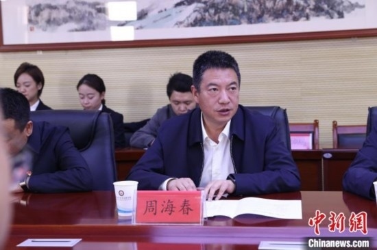 圖為西寧城市職業(yè)技術(shù)學(xué)院黨委書(shū)記周海春發(fā)言。青海省人民檢察院供圖
