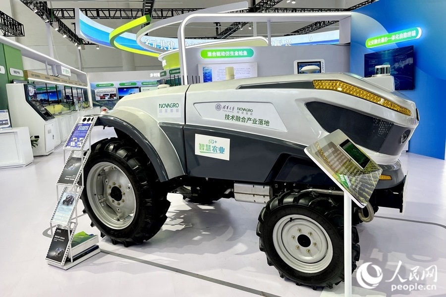 通過(guò)手機(jī)，就能指揮新能源無(wú)人駕駛拖拉機(jī)在田里作業(yè)。人民網(wǎng) 錢嘉禾攝