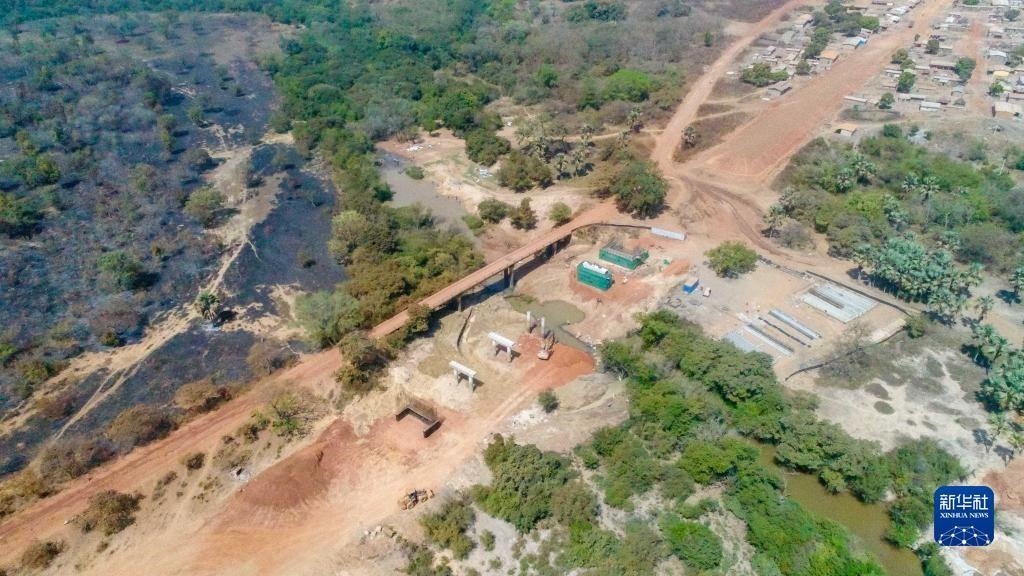 這是1月12日在科特迪瓦西北部奧迭內(nèi)省拍攝的北部公路項目施工現(xiàn)場（無人機照片）。新華社發(fā)（中國港灣工程有限責任公司供圖）