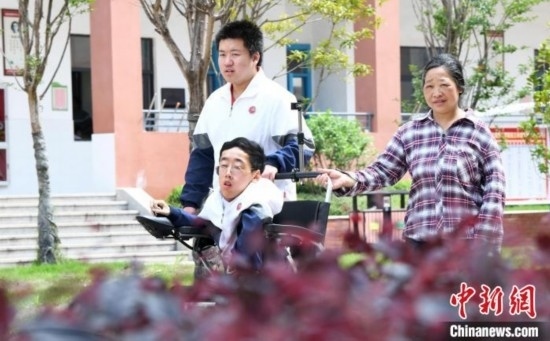 碰上天氣好，朱金祥就會利用休息時間，和鐘華強(qiáng)母親將其推出來賞賞花，曬曬太陽，呼吸一下外面的新鮮空氣。 卓忠偉 攝