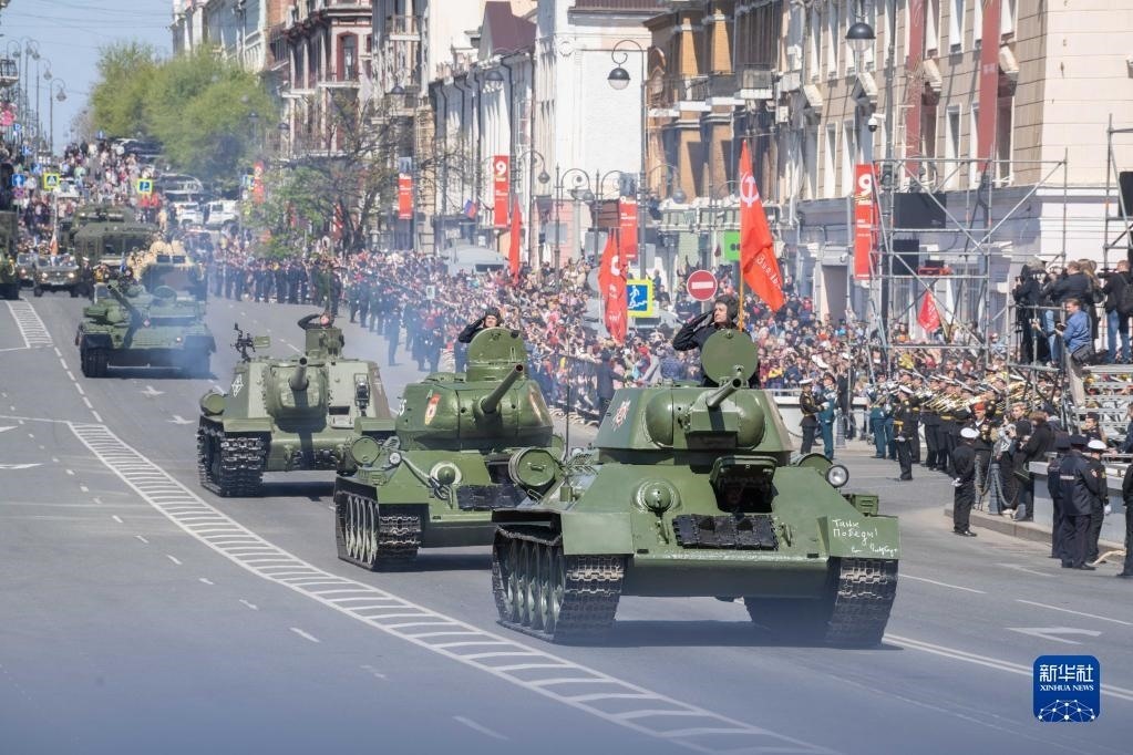 5月9日，在俄羅斯符拉迪沃斯托克市，坦克編隊(duì)參加閱兵式。新華社發(fā)（郭飛洲攝）