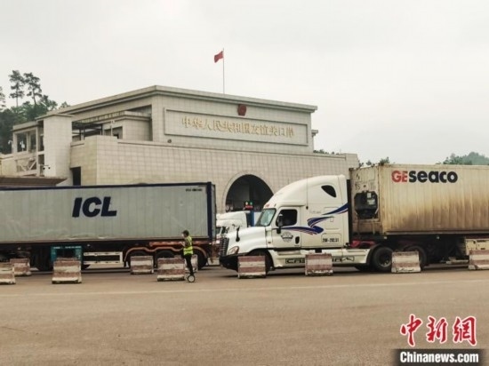 近日，位于中越邊境廣西憑祥市的友誼關(guān)口岸車水馬龍，裝載著東盟水果的跨境車輛來往不斷。黃艷梅 攝