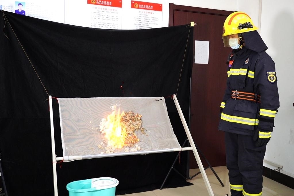 消防員在展示柳絮點(diǎn)燃實(shí)驗(yàn)。 張少欣 攝