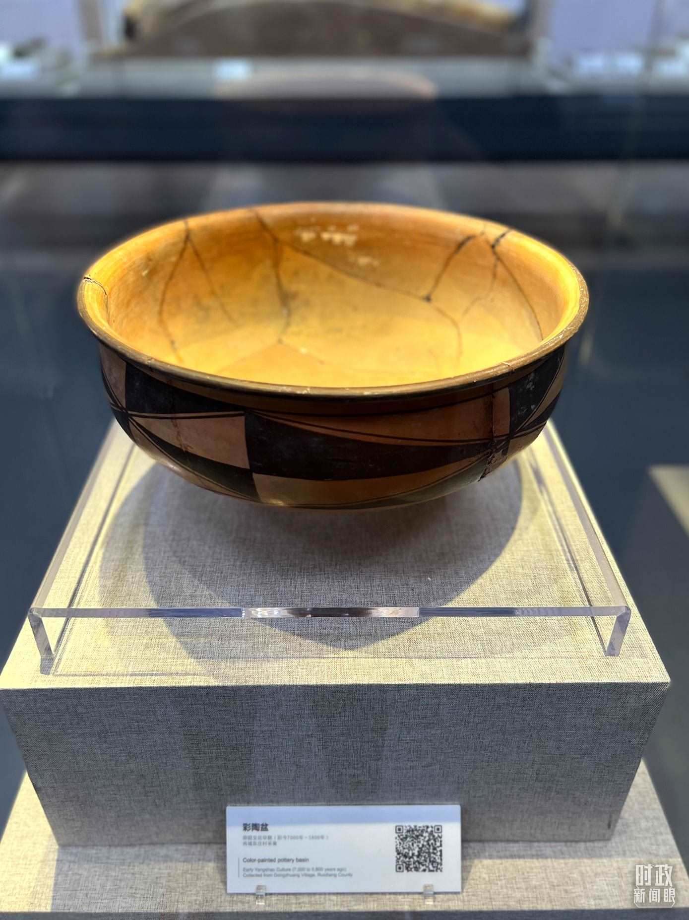△運(yùn)城博物館內(nèi)展出的仰韶文化早期的彩陶盆。（總臺(tái)央視記者邢彬拍攝）