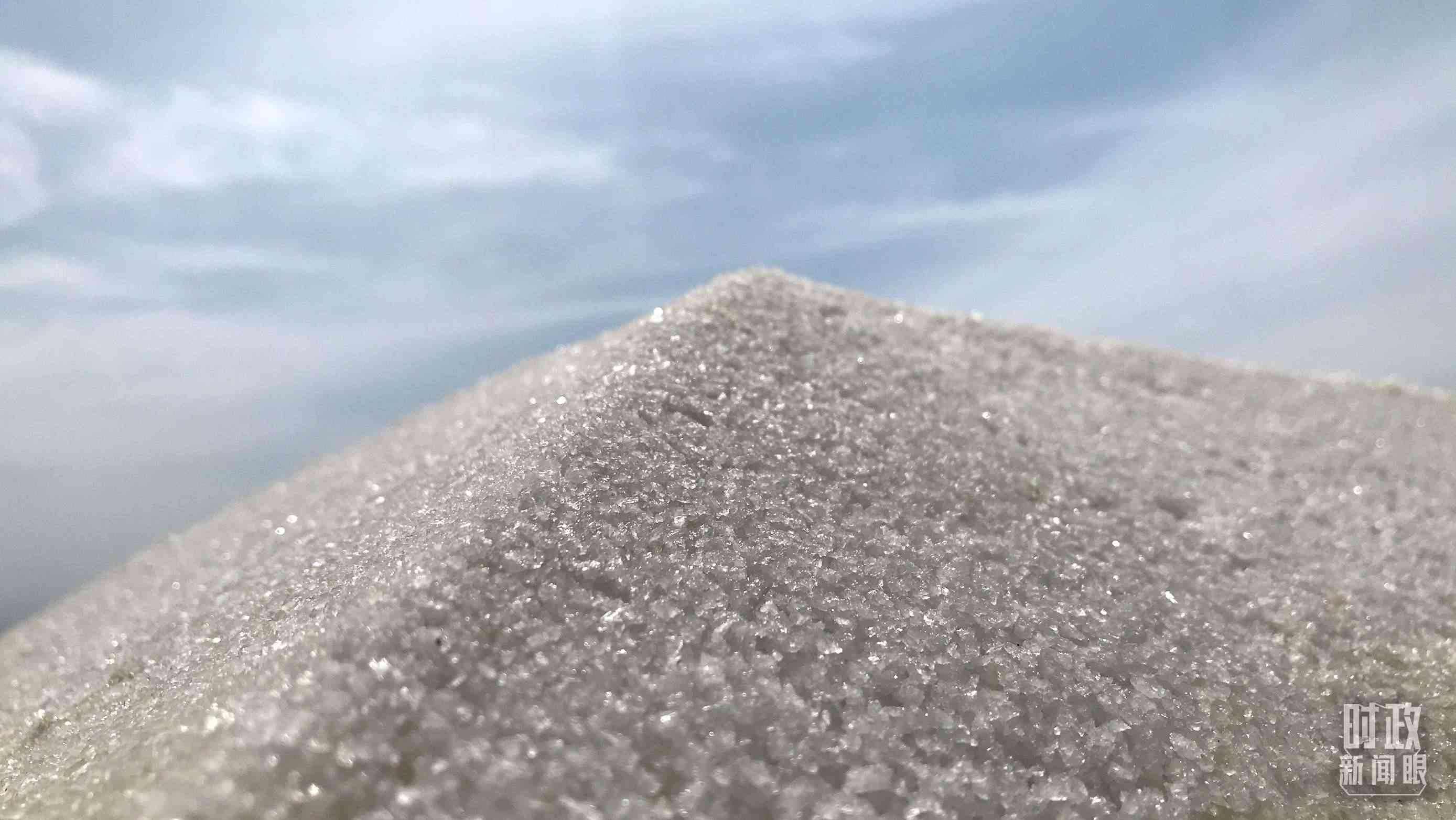 △鹽湖出產(chǎn)的河?xùn)|大鹽。（總臺(tái)央視記者石偉明拍攝）