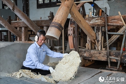 宣紙制作工藝——制簾。人民網(wǎng)記者 張俊攝