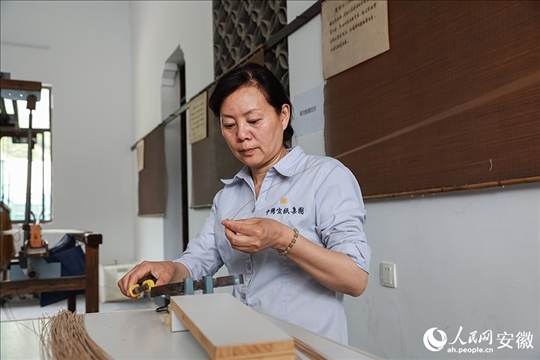 撈紙需要兩位師傅默契配合。人民網(wǎng)記者 張俊攝