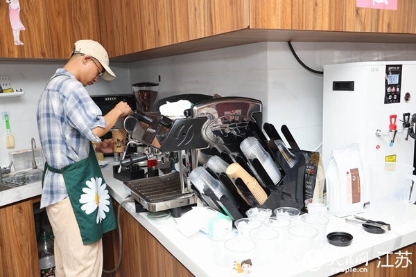 謝雨橋正在制作咖啡。人民網(wǎng)記者 馬曉波攝